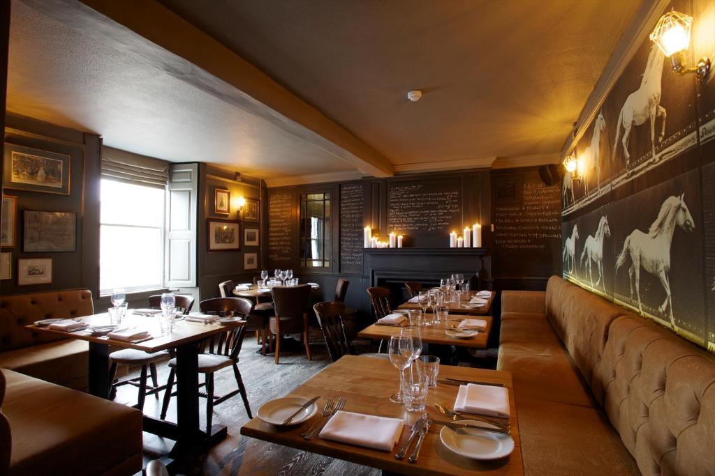 The Kings Arms Hotel Didmarton Bagian luar foto