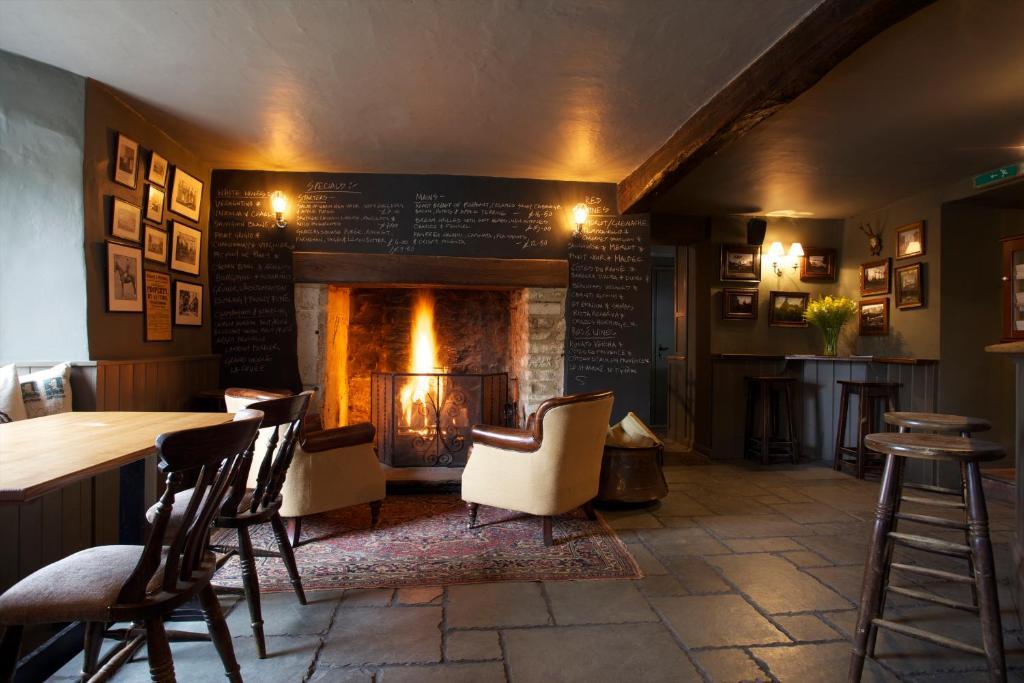The Kings Arms Hotel Didmarton Bagian luar foto
