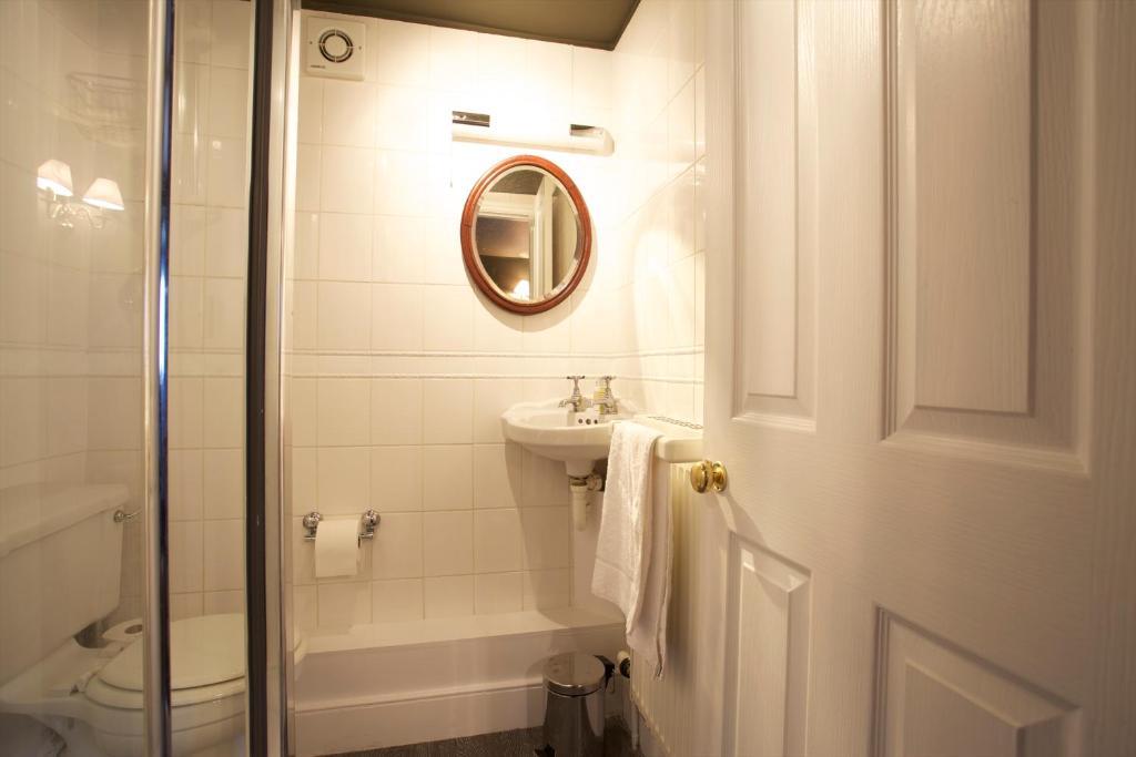 The Kings Arms Hotel Didmarton Ruang foto