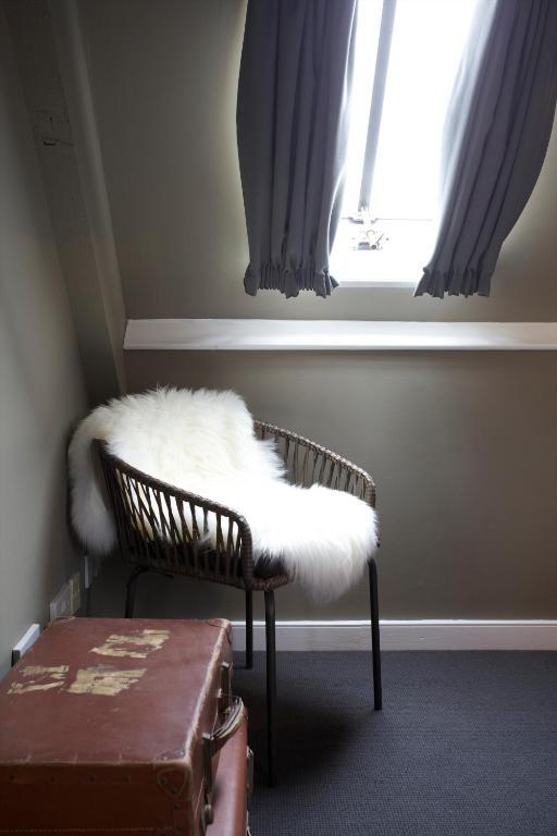 The Kings Arms Hotel Didmarton Ruang foto