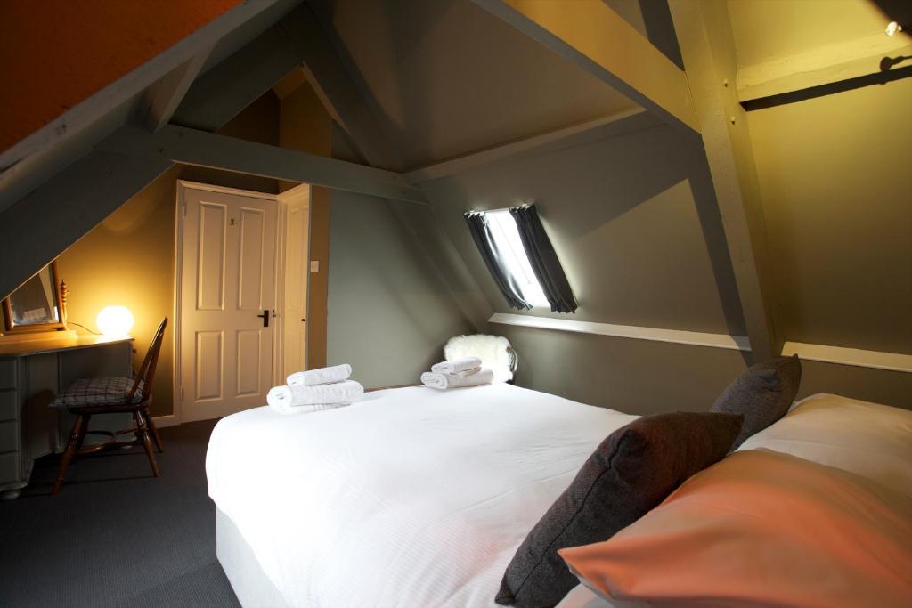 The Kings Arms Hotel Didmarton Ruang foto