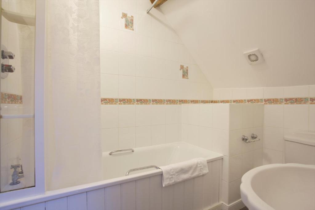 The Kings Arms Hotel Didmarton Ruang foto