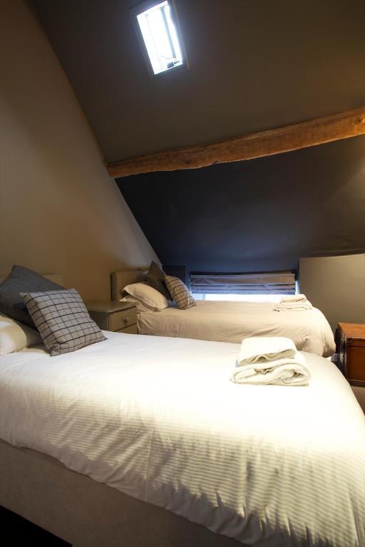 The Kings Arms Hotel Didmarton Ruang foto