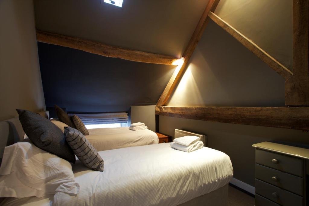 The Kings Arms Hotel Didmarton Ruang foto
