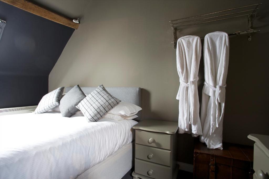 The Kings Arms Hotel Didmarton Ruang foto